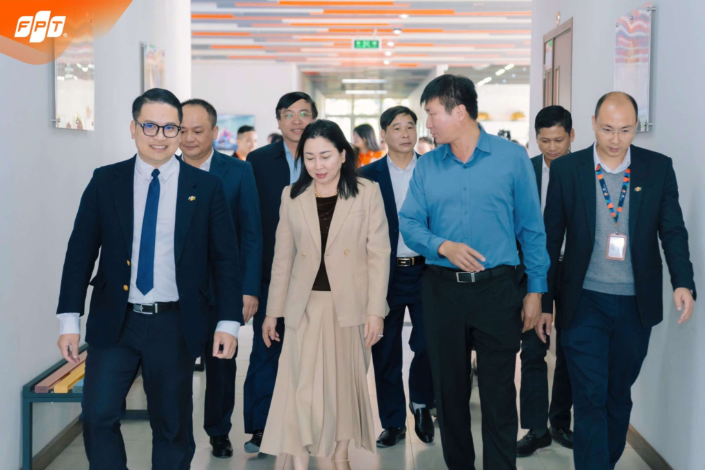 ĐOÀN LÃNH ĐẠO TỈNH NINH BÌNH ĐẾN THĂM VÀ ĐỘNG VIÊN THẦY, TRÒ TRƯỜNG TIỂU HỌC, THCS VÀ THPT FPT 16 image 41