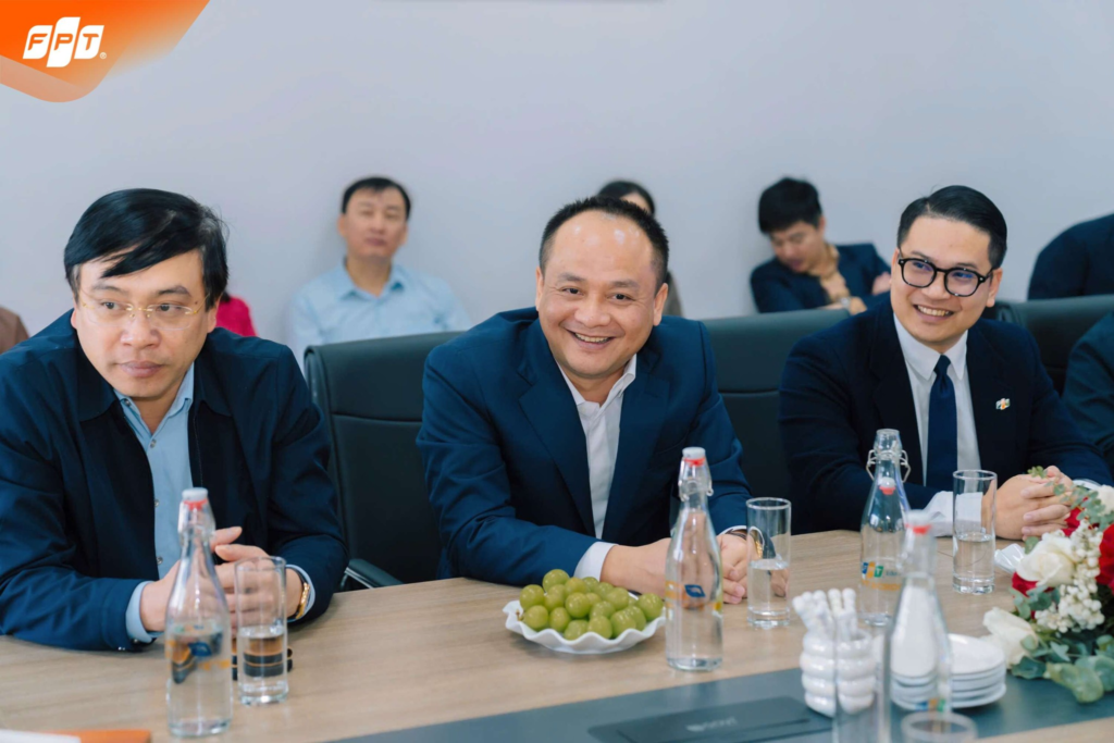 ĐOÀN LÃNH ĐẠO TỈNH NINH BÌNH ĐẾN THĂM VÀ ĐỘNG VIÊN THẦY, TRÒ TRƯỜNG TIỂU HỌC, THCS VÀ THPT FPT 17 image 42