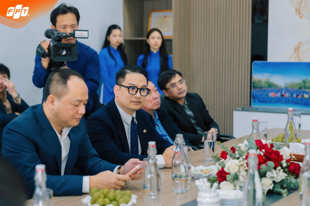 ĐOÀN LÃNH ĐẠO TỈNH NINH BÌNH ĐẾN THĂM VÀ ĐỘNG VIÊN THẦY, TRÒ TRƯỜNG TIỂU HỌC, THCS VÀ THPT FPT 18 image 43