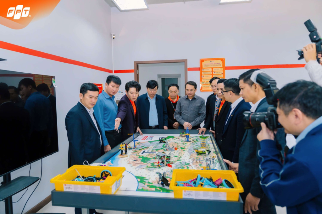 ĐOÀN LÃNH ĐẠO TỈNH NINH BÌNH ĐẾN THĂM VÀ ĐỘNG VIÊN THẦY, TRÒ TRƯỜNG TIỂU HỌC, THCS VÀ THPT FPT 19 image 44