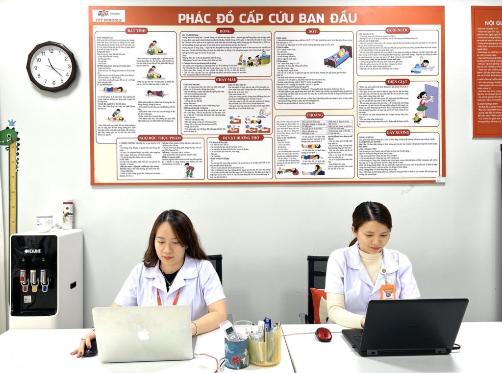 Phòng y tế luôn có cán bộ túc trực, nhanh chóng sơ cứu những trường hợp khẩn cấp.