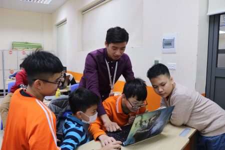 Ếch Cốm tập trung nghe thầy hướng dẫn trải nghiệm trí tuệ nhân tạo