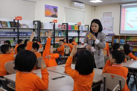 Và sôi nổi phát biểu khi giáo viên đặt câu hỏi