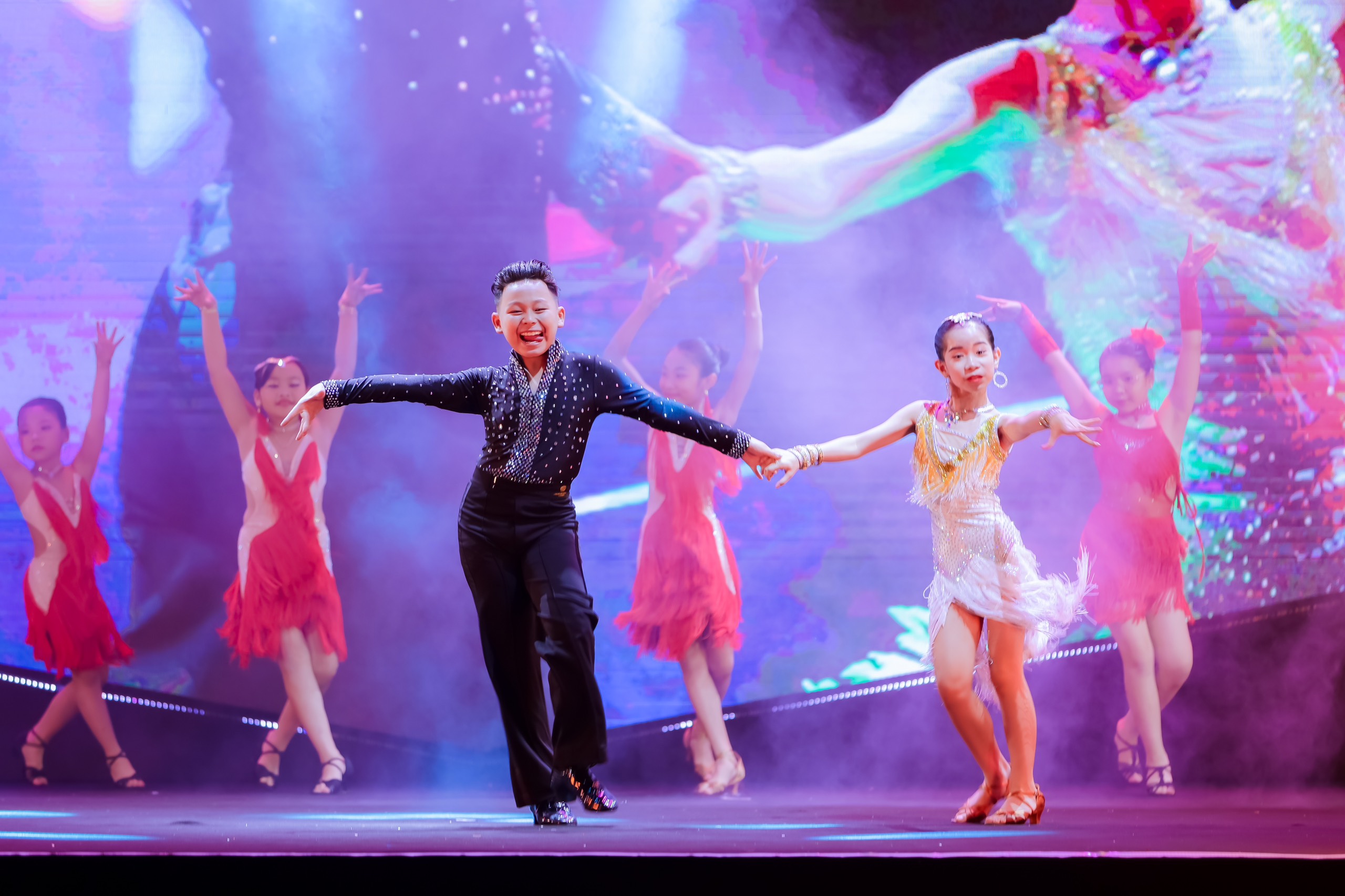 Thí sinh Bùi Gia Bảo và Nguyễn Thị Bích Ngân được Kiện tướng Dancesport Thế giới Chí Anh đánh giá rất cao